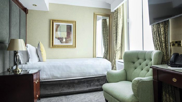 What are the safest hotels for solo travelers to stay